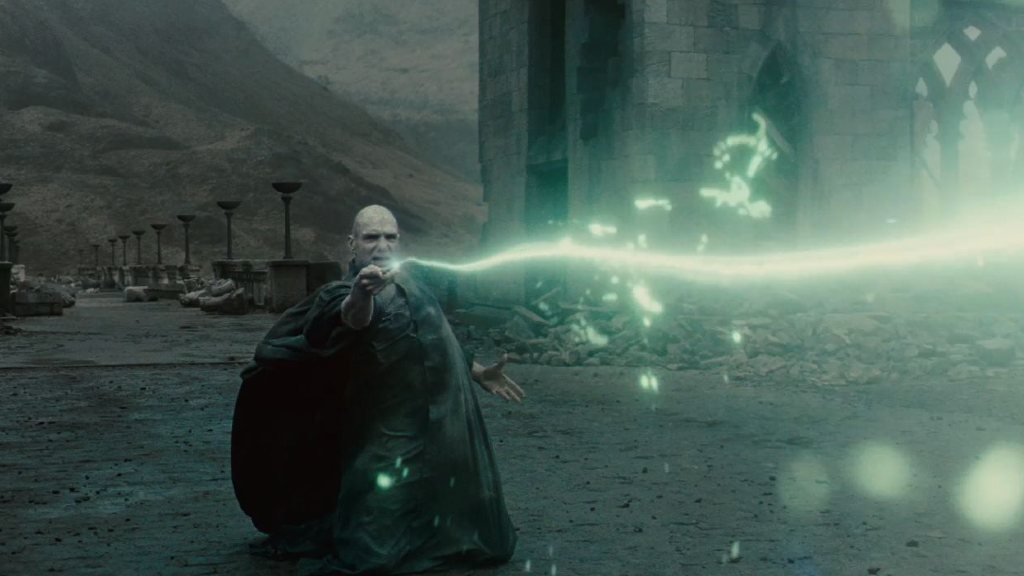 Voldemort birinci büyücülük savaşından sonra nereye çekiliyor?